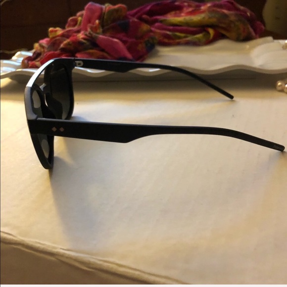 UNISEX POLAROID ROUNDS😎😎😎 - Picture 3 of 4